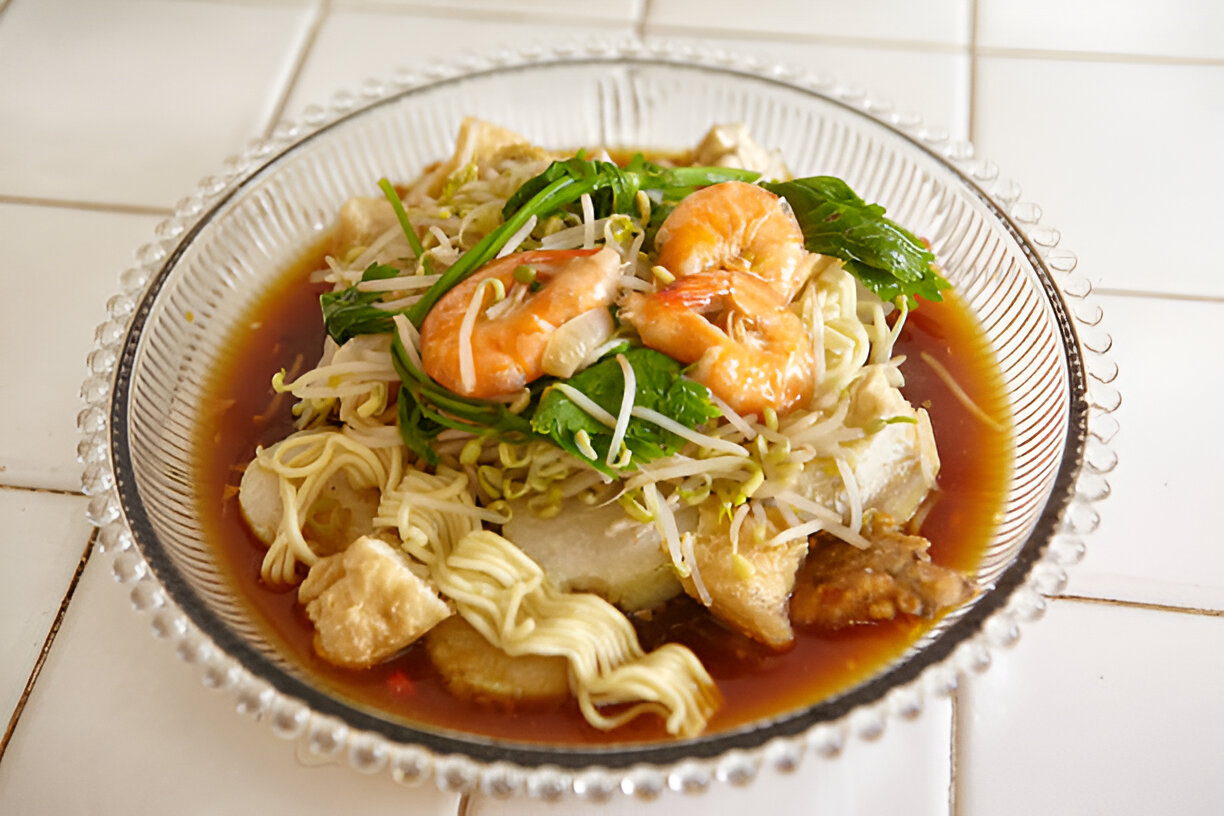 Asian Broth with Poached Shrimp, Scallops, and Soba Noodles | Whole Living Eat Well