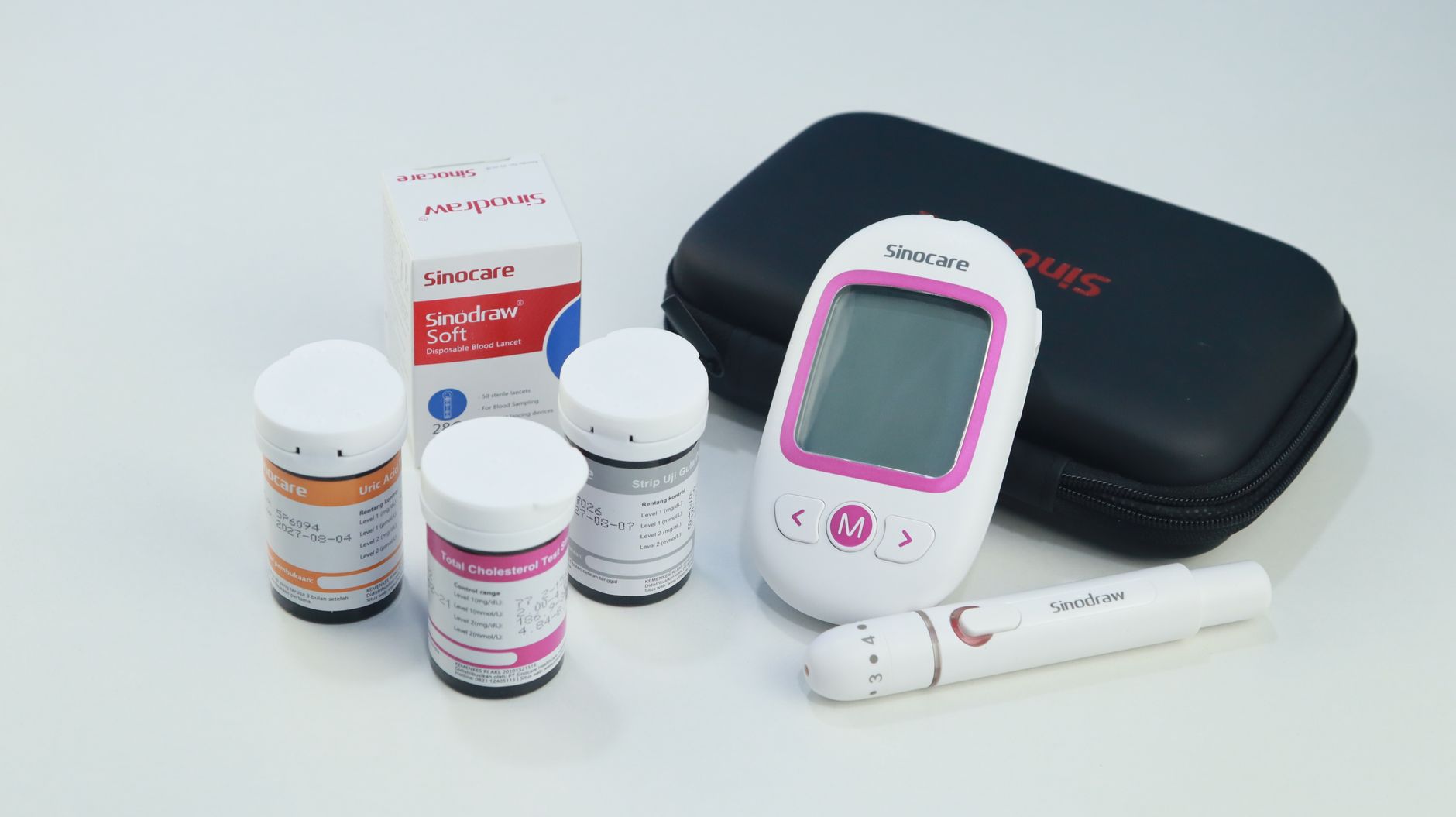 Sinocare diabetes monitoring kit with glucose meter, lancets, and test strips in a compact case.